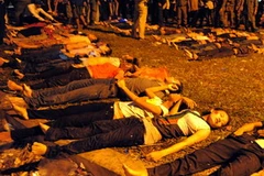 Thi thể các nạn nhân vụ tai nạn ở Campuchia. (Ảnh: AFP/TTXVN)