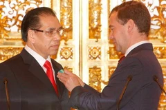 Tổng thống Nga Medvedev trao Huy chương Puskin tặng Tổng Bí thư Nông Đức Mạnh. (Ảnh: Đinh Xuân Tuân/TTXVN)