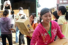 Hàng cứu trợ dân vùng lũ. (Ảnh: TTXVN)