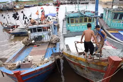 Chuẩn bị các dụng cụ để neo đạu thuyền an toàn. (Ảnh: Tuấn Anh/TTXVN)