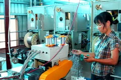 Sản xuất thiết bị điện nhãn hiệu SINO ở Công ty Trách nhiệm hữu hạn Xuân Lộc Thọ. (Ảnh: Ngọc Hà/TTXVN)