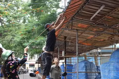 Người dân Hải Phòng chằng néo nhà cửa chống bão. (Ảnh: Tuấn Anh/TTXVN)