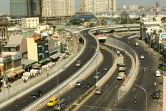 Nút giao thông Nguyễn Hữu Cảnh trên tuyến Đại lộ Đông-Tây, TP.HCM, sử dụng vốn ODA của Nhật. (Ảnh: Anh Tôn/TTXVN)