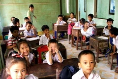 Học sinh vùng lũ. (Ảnh: Thế Lập/TTXVN)