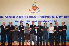 Các Trưởng đoàn Quan chức cấp cao ASEAN chụp ảnh chung. (Ảnh: Doãn Tấn/TTXVN)