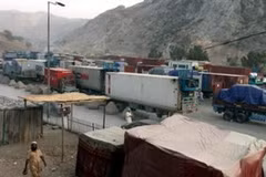 Tuyến tiếp vận đường bộ cho lực lượng NATO tại Afghanistan từ thị trấn Torkham. (Ảnh: AP)