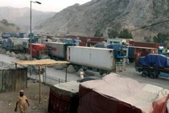 Tuyến tiếp vận đường bộ cho lực lượng NATO tại Afghanistan từ thị trấn Torkham. (Ảnh: AP)