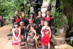 Đại gia đình Y Moan tại nhà Buôn Ma Thuột. (Ảnh: TT&VH)