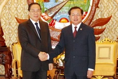 Chủ tịch nước Lào tiếp thân Bí thư Thành ủy Hà Nội. (Ảnh: Phạm Kiên/TTXVN)