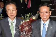 Nhà lập pháp Park Hee-Tae (trái) và Chủ tịch Quốc hội mãn nhiệm Kim Hyung-o ngày 7/6. (Ảnh: Yonhap/TTXVN)