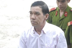 Bị can Huỳnh Ngọc Sỹ (áo trắng). (Ảnh : Hoàng Hải/TTXVN)