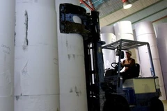 Bốc xếp giấy tại Công ty Giấy Bãi Bằng (Phú Thọ). (Ảnh: Huy Hùng/TTXVN)