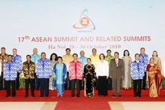 Các Trưởng đoàn và Phu nhân, Phu quân dự Hội nghị Cấp cao ASEAN lần thứ 17. (Ảnh: Đức Tám/TTXVN)