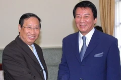 Phó Thủ tướng Phạm Gia Khiêm và ông Sugi Ryotaro. (Ảnh: Nhan Sáng/TTXVN)