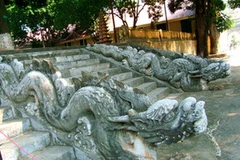 Đôi rồng đá ở Điện kính thiên, Hoàng thành Thăng Long. (Ảnh: Internet)