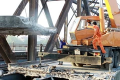 Thi công sửa chữa cầu Đuống. (Ảnh: TTXVN)