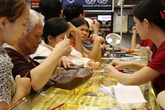 Mua bán vàng tại Công ty vàng Bảo Tín Minh Châu (Hà Nội). (Ảnh: Trần Việt/TTXVN)