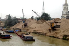 Một khu chợ cung cấp cát xây dựng. (Ảnh: Lan Xuân/TTXVN)