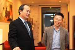 Phó Thủ tướng Nguyễn Thiện Nhân thăm nhà giáo sư Ngô Bảo Châu. (Ảnh: Chinhphu.vn)