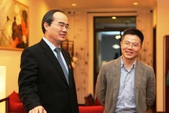 Phó Thủ tướng Nguyễn Thiện Nhân thăm nhà giáo sư Ngô Bảo Châu. (Ảnh: Chinhphu.vn)