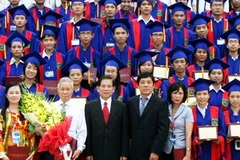 Chủ tịch nước Nguyễn Minh Triết với đoàn học sinh tiêu biểu đoạt giải thưởng "Hoa Trạng nguyên" năm 2010. (Ảnh: Nguyễn Dân/TTXVN)