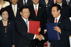 Chủ tịch ARATS (phải) và Chủ tịch SEF trao đổi văn bản ký kết. (Ảnh: Reuters)