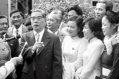 Tổng bí thư Nguyễn Văn Linh gặp gỡ các đại biểu tại Đại hội Đảng toàn quốc lần thứ VI-Đại hội đổi mới năm 1986. (Ảnh tư liệu: Internet)