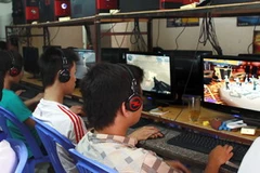 Chơi game online tại một đại lý Internet ở Hà Nội. (Ảnh: Minh Tú/TTXVN)