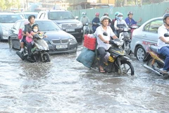 Triều cường tại TP.HCM. (Ảnh: Kim Phương/TTXVN)