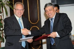 Tổng Giám đốc TTXVN Trần Mai Hưởng và Giám đốc điều hành ANSA Giuseppe Cerbone. (Ảnh: Thế Thuần/Vietnam+)