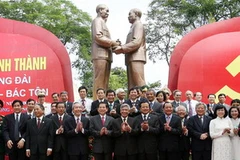Lễ khánh thành Tượng đài Bác Hồ-Bác Tôn. (Ảnh: Nguyễn Khang/TTXVN)