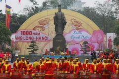 Biểu diễn trống hội tại vườn hoa Lý Thái Tổ. (Ảnh: Phương Hoa/TTXVN)