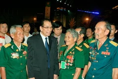 Tổng Bí thư Nông Đức Mạnh và các đại biểu. (Ảnh: Thống Nhất/TTXVN)