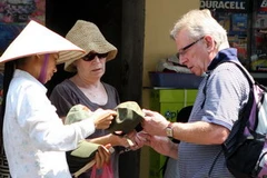 Khách du lịch quốc tế tới Hà Nội. (Ảnh: TTXVN)