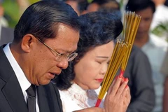 Thủ tướng Campuchia Hun Sen và phu nhân tại lễ tưởng niệm các nạn nhân. (Ảnh: AFP/TTXVN)