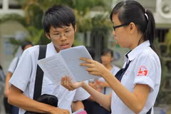 Các thí sinh ở hội đồng thi trường THPT Gia Định, quận Bình Thạnh, TPHCM trao đổi sau khi thi môn sử. (Ảnh: Phương Vy/TTXVN)
