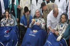 Ba nhà du hành trở về Trái Đất. (Ảnh: AP)