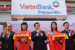 Lãnh đạo cấp cao của Việt Nam và Lào cắt băng khai trương chi nhánh Vietinbank tại Lào. (Ảnh: Minh Thúy)