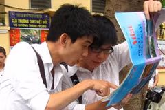 Thí sinh điểm thi trường Trung học phổ thông Việt Đức trao đổi bài sau giờ thi môn địa. (Ảnh: Phạm Mai/Vietnam+)