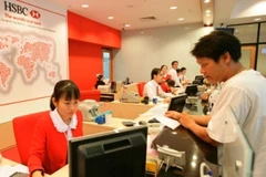 Khách hàng đến giao dịch tại Ngân hàng HSBC. (Nguồn: Internet)