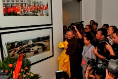 Quang cảnh cuộc triển lãm Nhiếp ảnh Phật giáo. (Ảnh: Phương Việt/Vietnam+)