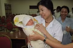 Cháu bé sơ sinh bị bắt cóc được đưa về Bệnh viện C để trao trả cho gia đình. (Nguồn: Vietnam+)