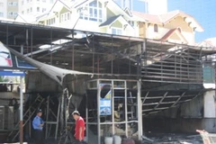 Xưởng sửa chữa ôtô chỉ còn trơ lại bộ khung sau đám cháy. (Ảnh: Mạnh Hùng/Vietnam+)