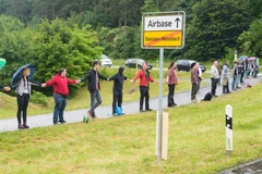 Hàng nghìn người biểu tình Đức đã xếp thành một hàng dài bên ngoài Căn cứ Không quân Mỹ Ramstein. (Nguồn: EPA)