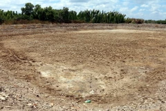 Hạn, mặn nghiêm trọng khiến nhiều đầm nuôi tôm công nghiệp ở Cà Mau bị bỏ hoang. (Ảnh: Kim Há/TTXVN)