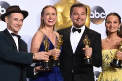 Leonardo DiCaprio chụp ảnh cùng các đồng nghiệp. (Nguồn: AFP)