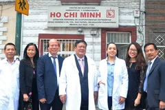 Giám đốc Viện Châm cứu Trung ương Nguyễn Bá Quang (đứng giữa) với các bác sỹ Việt Nam và Mexico chụp ảnh lưu niệm trước cửa Trung tâm châm cứu tại Mexico Ciy. (Ảnh: Việt Hòa/Vietnam+)