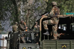 Binh sỹ Ấn Độ bên ngoài căn cứ quân sự ở Uri. (Nguồn: AP)