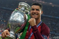 Cristiano Ronaldo (giữa) khóc trong niềm vui chiến thắng khi nâng cao chiếc cúp vô địch EURO 2016.(Nguồn: AFP/TTXVN)