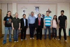 Đại sứ Việt Nam tại Israel Cao Trần Quốc Hải cùng các môn sinh Vịnh Xuân Việt Nam tại Israel sẽ tham gia Đại hội quốc tế Võ cổ truyền Việt Nam. (Ảnh: Trung Kiên/Vietnam+)